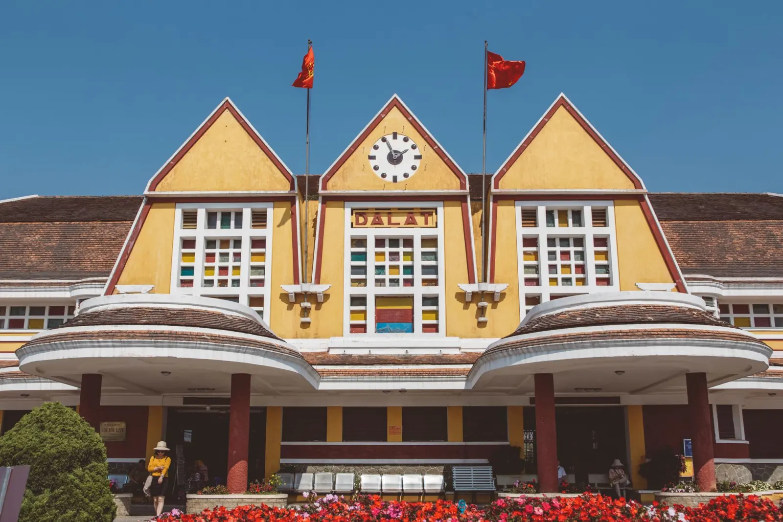 位於越南大叻，展現標誌性建築風格的大叻火車站歷史外觀。