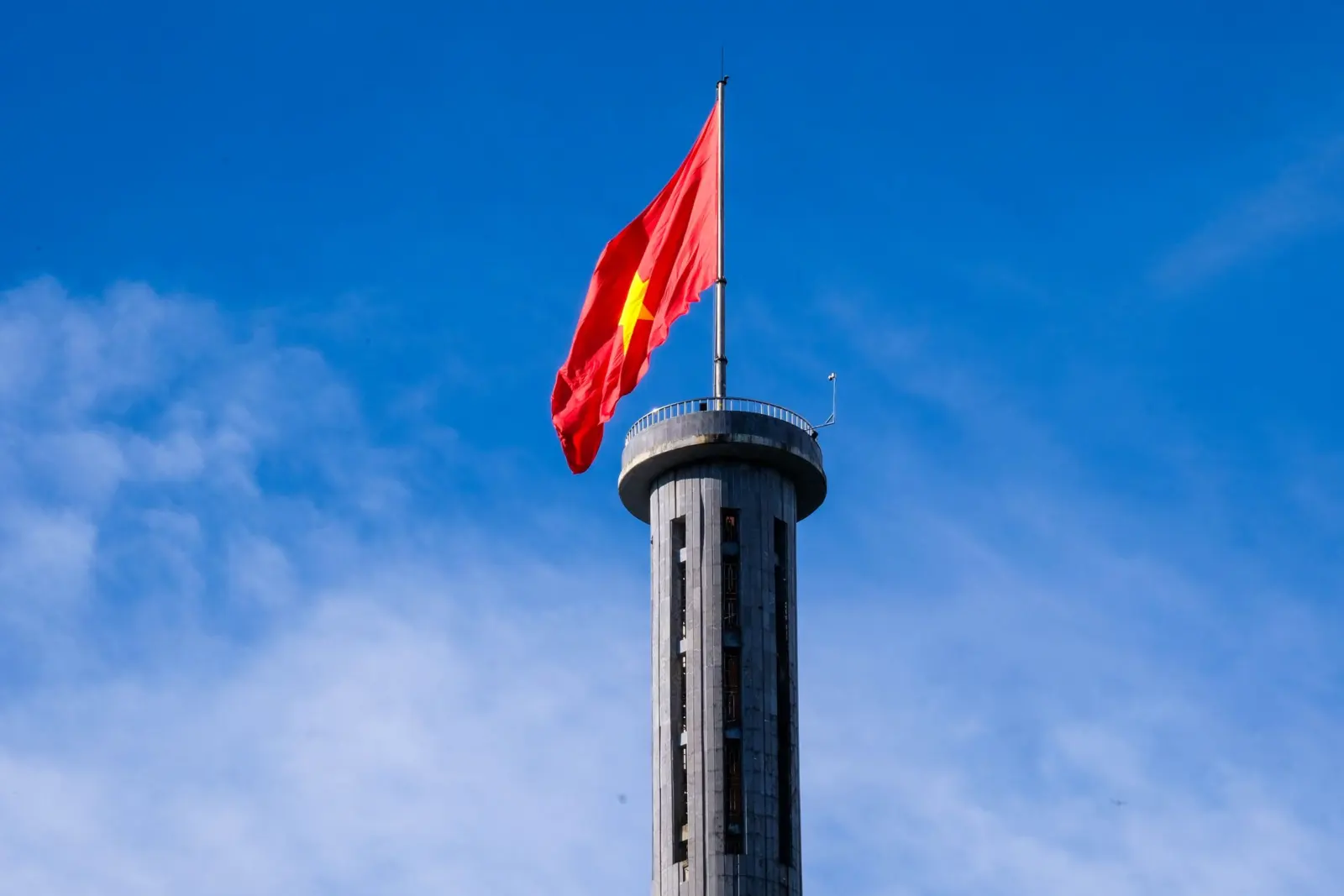 矗立在越南河江省藍天下的龍旗台，象徵著民族自豪感。