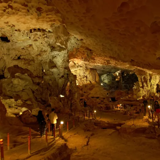 승솟 동굴 (Sung Sot Cave)