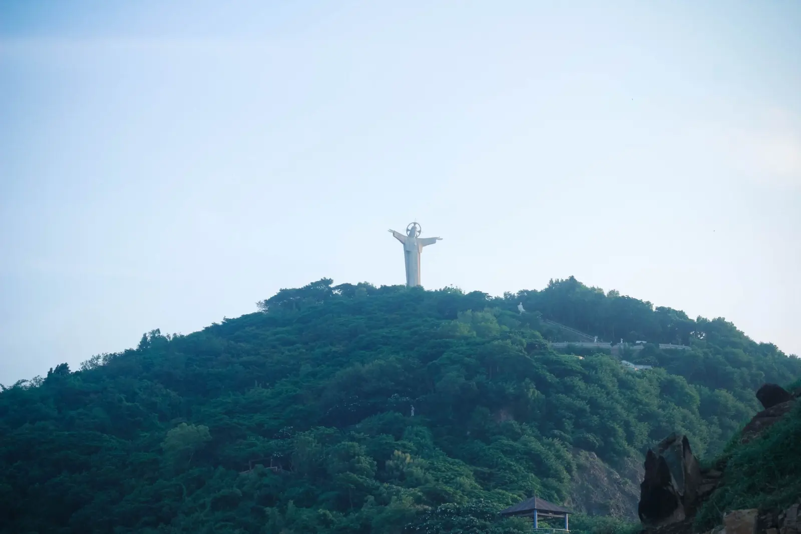 베트남 붕따우 누이뇨산 정상에 서 있는 거대한 예수상.